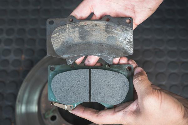 Ceramic versus metallic pads